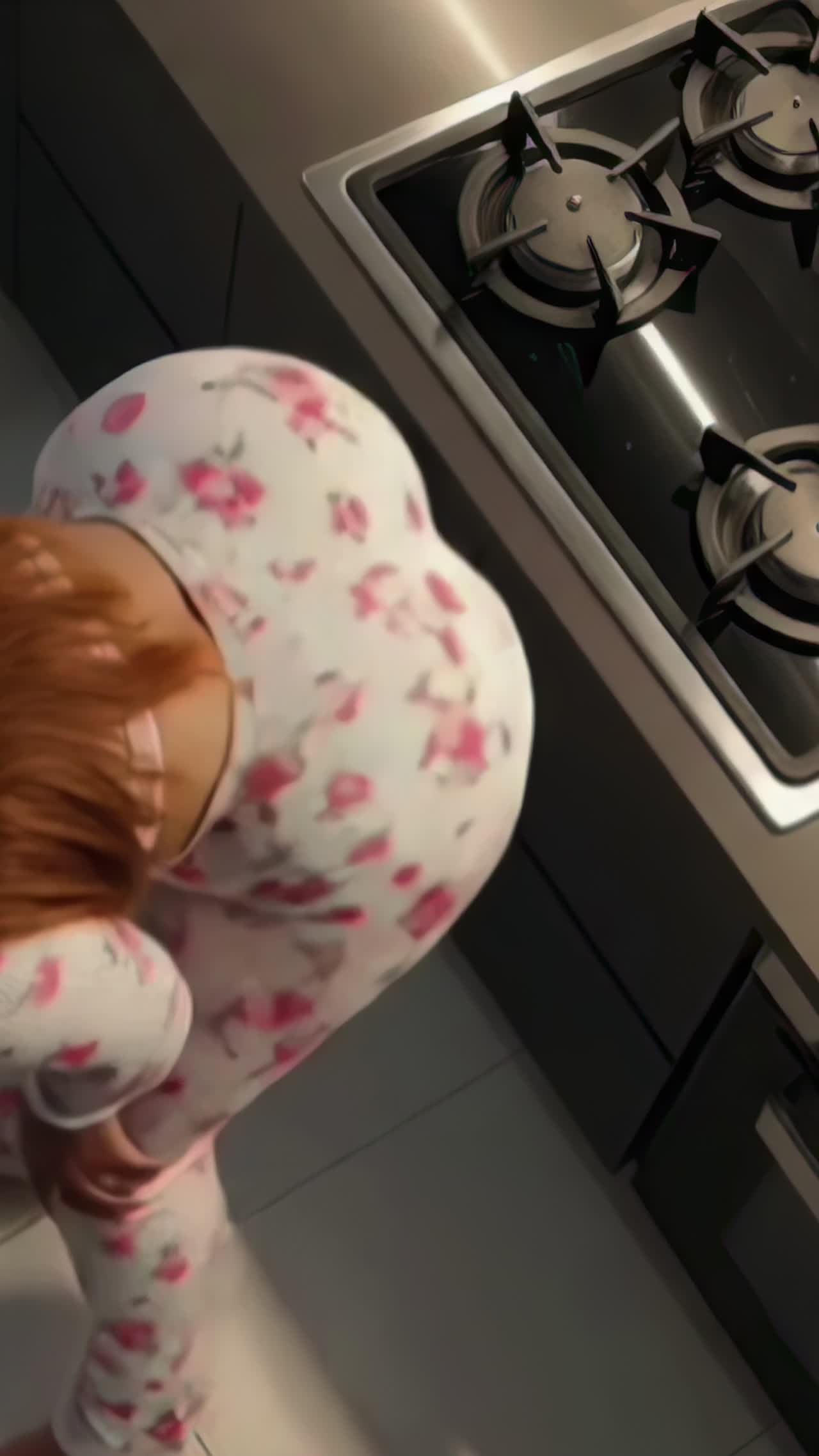 Gorgeous, Thick Red Head Twerks in Her Kitchen