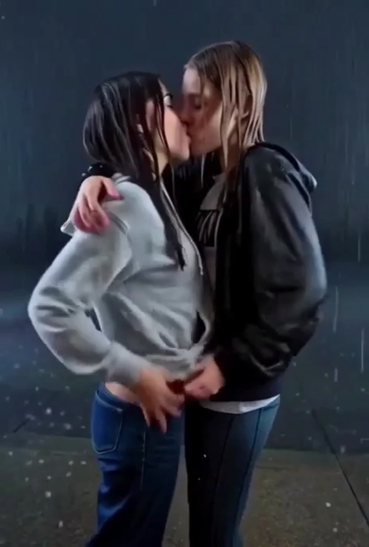 Kissing lesbian scene